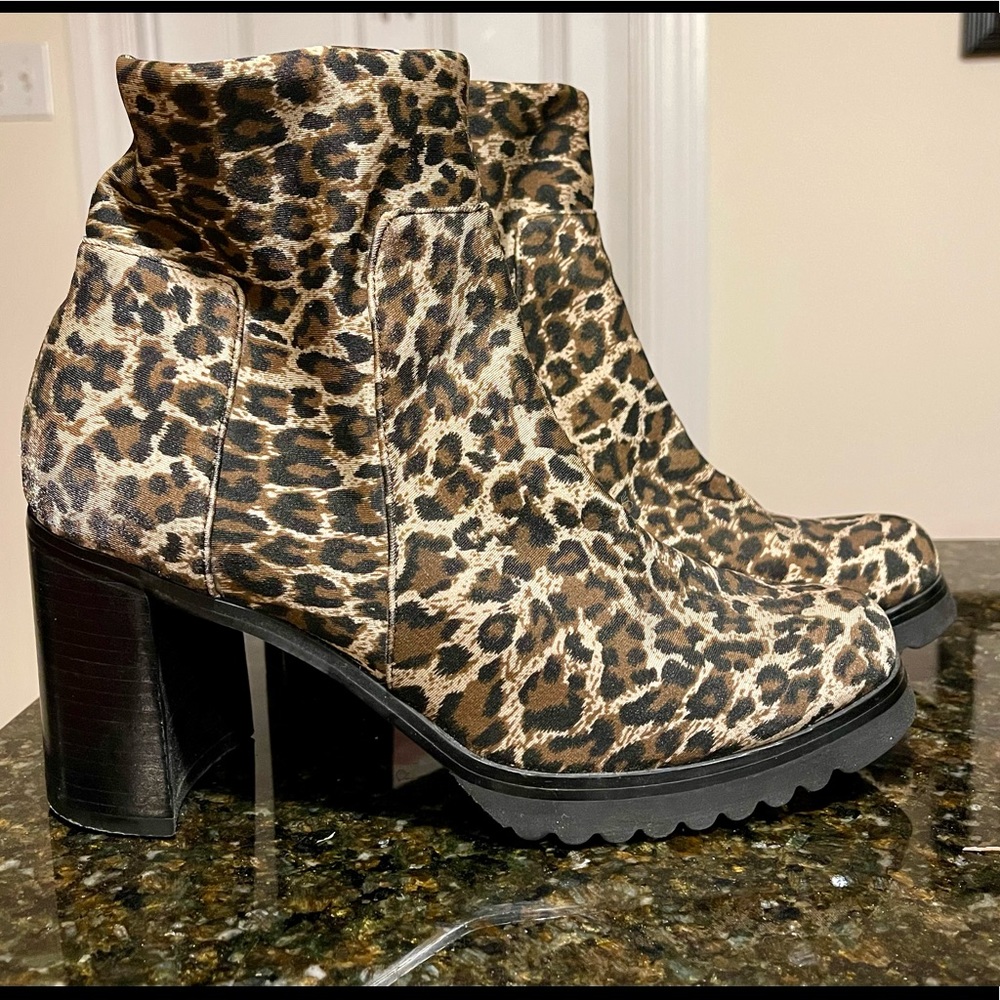 Amazing Women's Vintage ‘90s Valerie Stevens Animal Print Pull On booties!